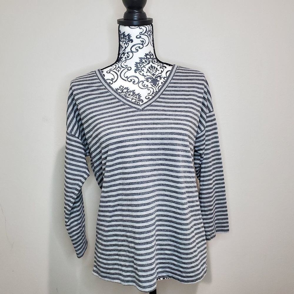 Page VI medium women's striped shirt open style back